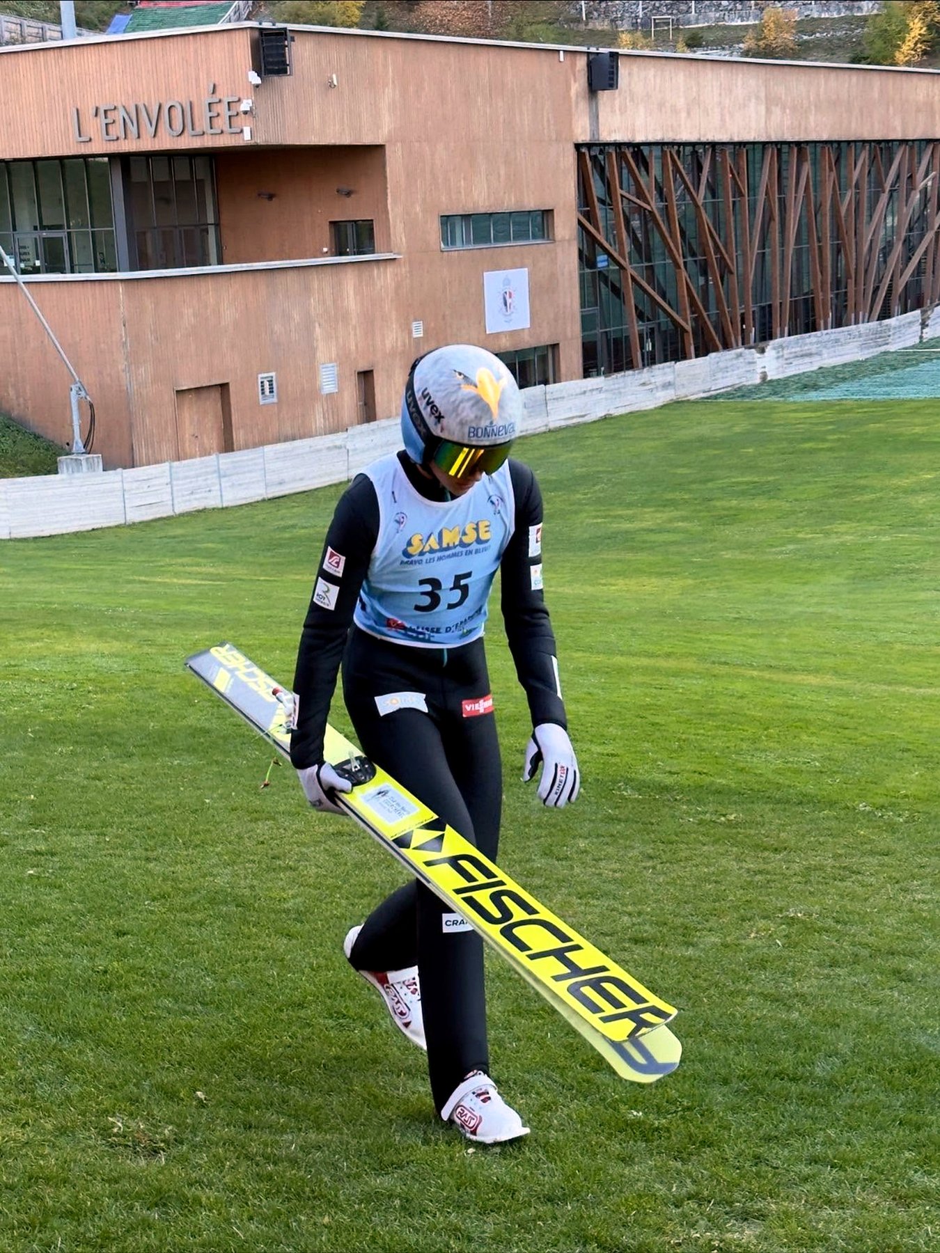 Lorenzo Mugnier Cava avec ses skis de saut